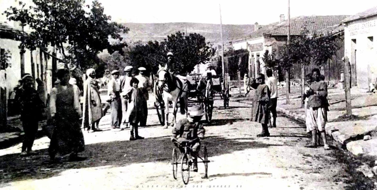 1926- Vialar - Rue du Centre - L'Eveque du Sersou dans sa voiture2 - 1927.jpg